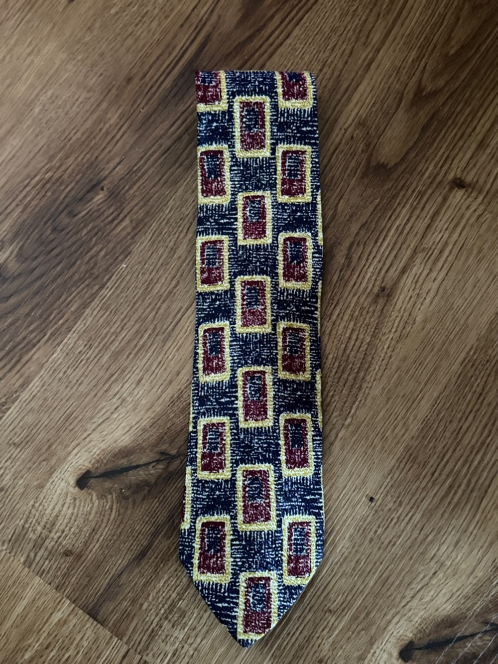 Men's Geometric Pattern Necktie in Yellow, Navy & Red Dona